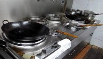 食堂燃?xì)庠罹? /> 
<h3>
	食堂燃?xì)庠罹?
</h3>
1、使用燃?xì)庠罹咔?，?yīng)先檢查所有截門是否關(guān)閉，確認(rèn)無誤后，開啟總截門再進(jìn)行使用。<br />
2、操作時(shí)須嚴(yán)格執(zhí)行“火等氣”的原則，嚴(yán)禁先開氣后點(diǎn)火，以防爆燃。<br />
3、點(diǎn)火時(shí)，應(yīng)先點(diǎn)燃點(diǎn)火棒，再點(diǎn)燃長明火，由長明火點(diǎn)燃主火孔。嚴(yán)禁違章操作。<br />
4、間斷使用時(shí)，須先確認(rèn)長明火是否長明，如已熄滅，須按第三條重新操作。嚴(yán)禁盲目操作而發(fā)生燃?xì)庑孤丁?br />
5、使用完畢后，應(yīng)按程序先關(guān)小截門，再關(guān)中截門，最后關(guān)閉總截門。嚴(yán)禁只關(guān)總截門而不關(guān)中、小截門。<br />
6、凡使用者必須保持灶具設(shè)備干凈整潔、完好無損，發(fā)現(xiàn)問題及時(shí)報(bào)告。<br />
7、如發(fā)現(xiàn)燃?xì)庑孤兑⒓搓P(guān)閉總截門，迅速開窗通風(fēng)并及時(shí)報(bào)修。<br />
8、下班時(shí)，必須檢查所有燃?xì)饨亻T、電器開關(guān)是否關(guān)閉，確認(rèn)無誤后，方可下班離崗。<br />
<hr />
<img src=