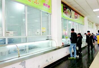 學(xué)校食堂窗口承包人兩月便退場 是經(jīng)營不善還是遭人嫉妒？